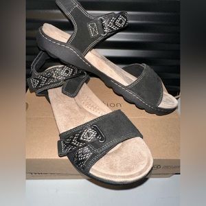 Clarks Women’s Amanda Sprint Flat Sandal Black Suede Size 6.5